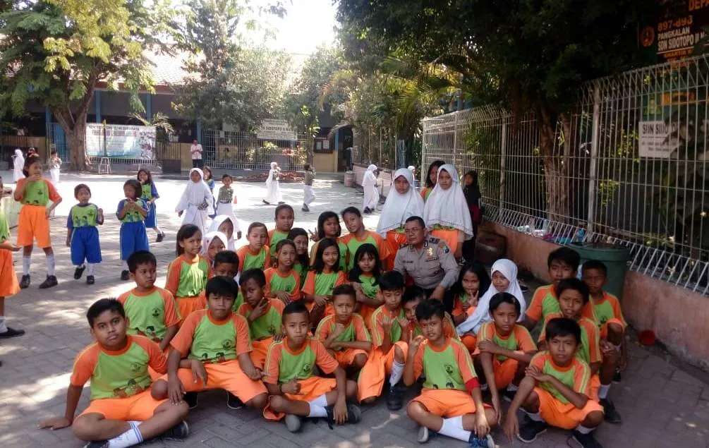 Polsek Semampir Sosalisasi Rabu Narsis di Siswa SDN Penggirian I