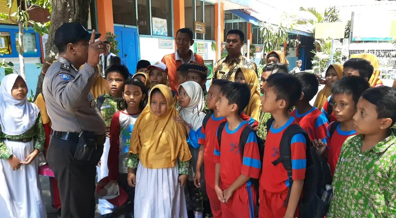 Polres Pelabuhan Tanjung Perak Sosalisasi Rabu Narsis kepada Siswa SD