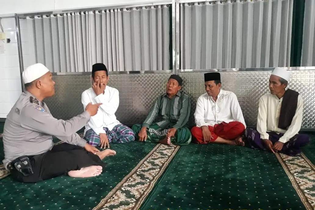 Babinkamtibmas Polres Pelabuhan Tanjung Perak Sampaikan Pesan Kerukunan Dalam Jumat Darling