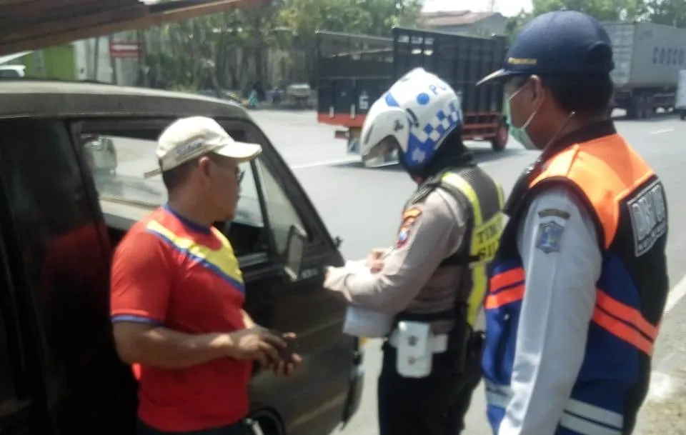 Satlantas Polres Tanjung Perak Tilang Sejumlah Pengendara di Jalan Margomulyo