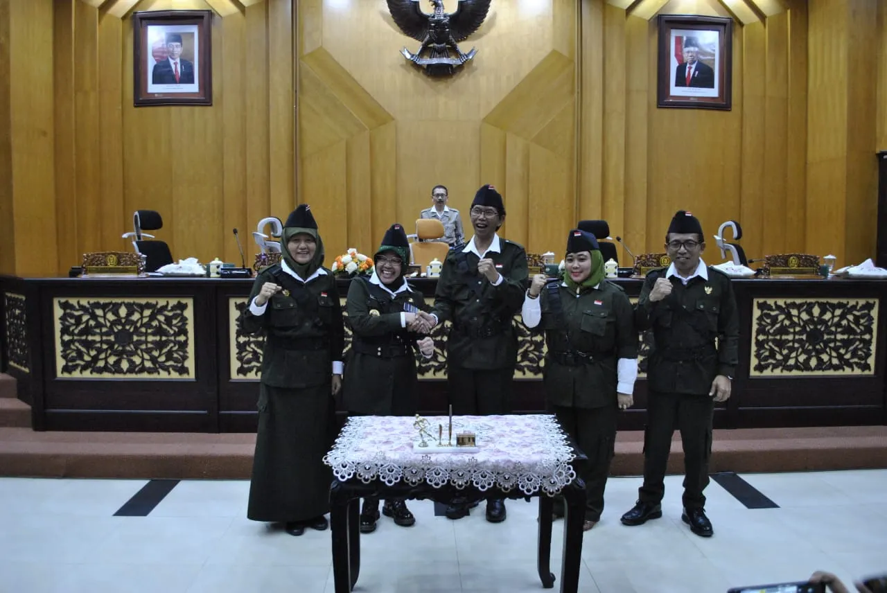 Berpakaian Pejuang, DPRD Surabaya dan Walikota Risma Sahkan APBD 2020