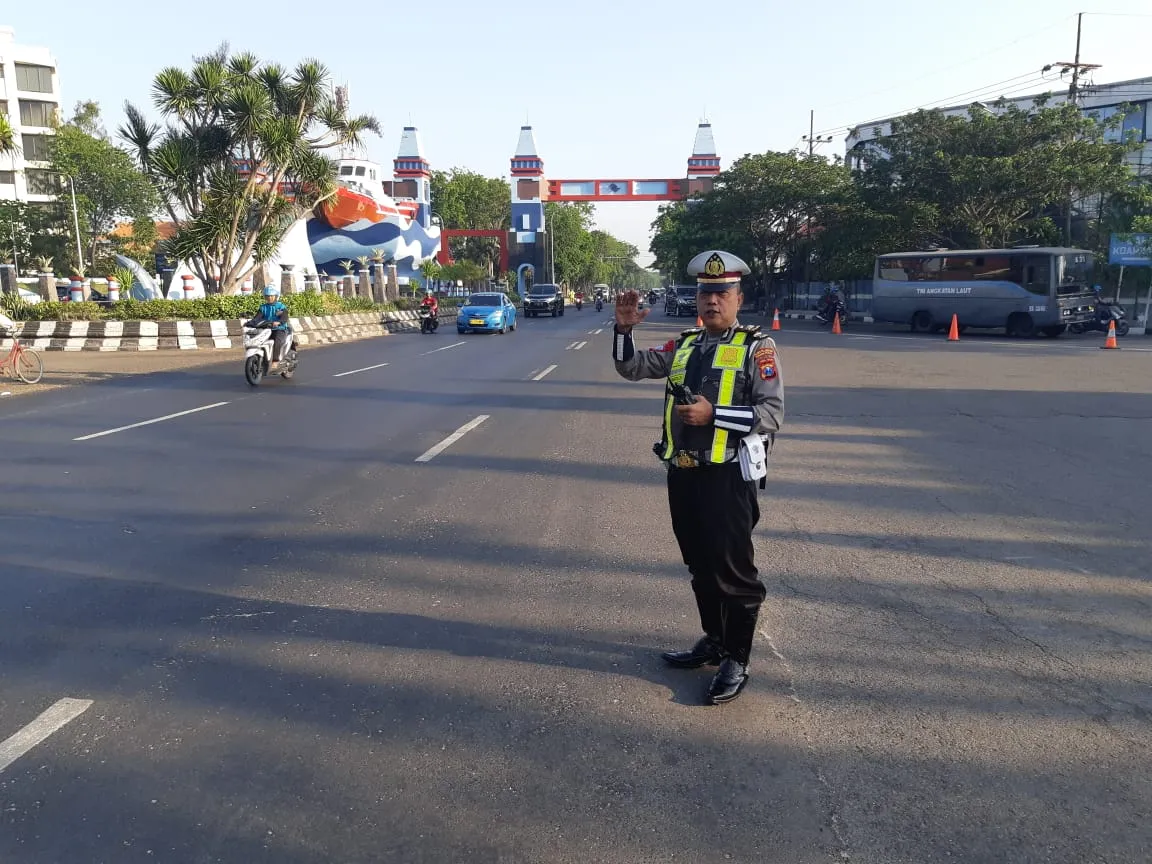 Begini Tugas Rutin Satlantas Polres Pelabuhan Tanjung Perak Atur Lalin di Jalan Jakarta