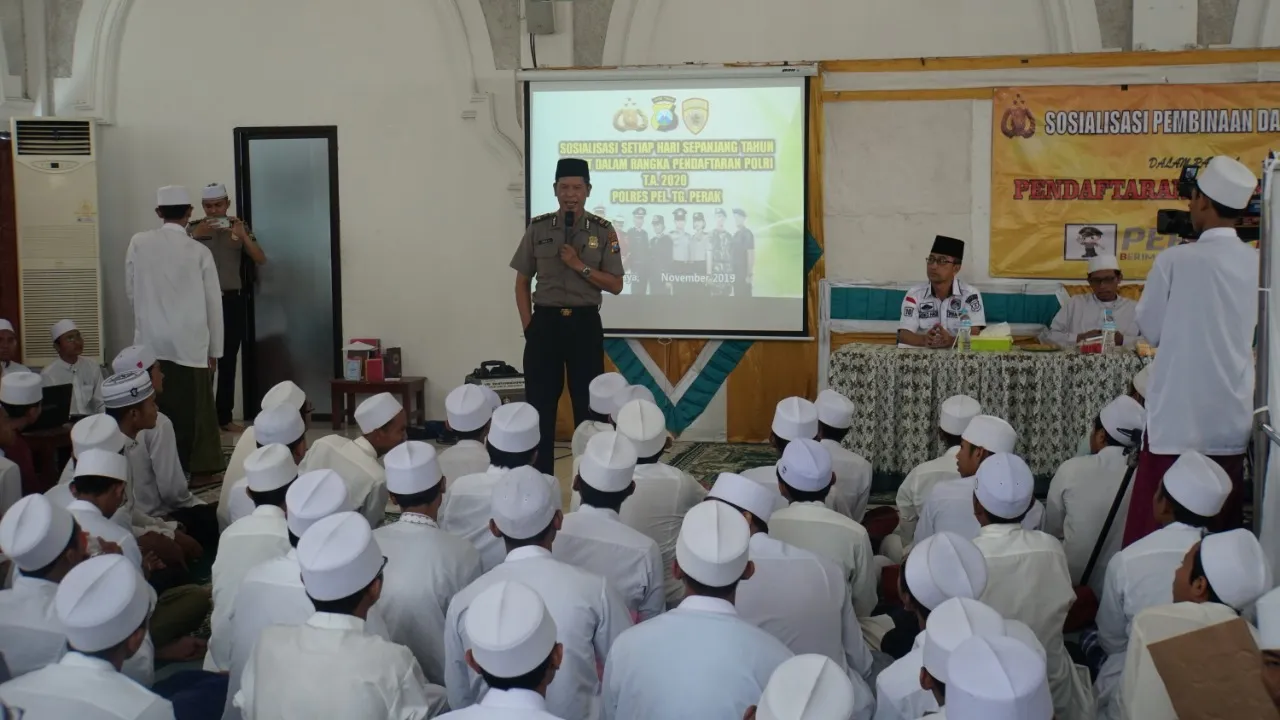 Polres Pelabuhan Tanjung Perak Sosialisasi Penerimaan Polri di Ponpes Assalafi Al Fithrah