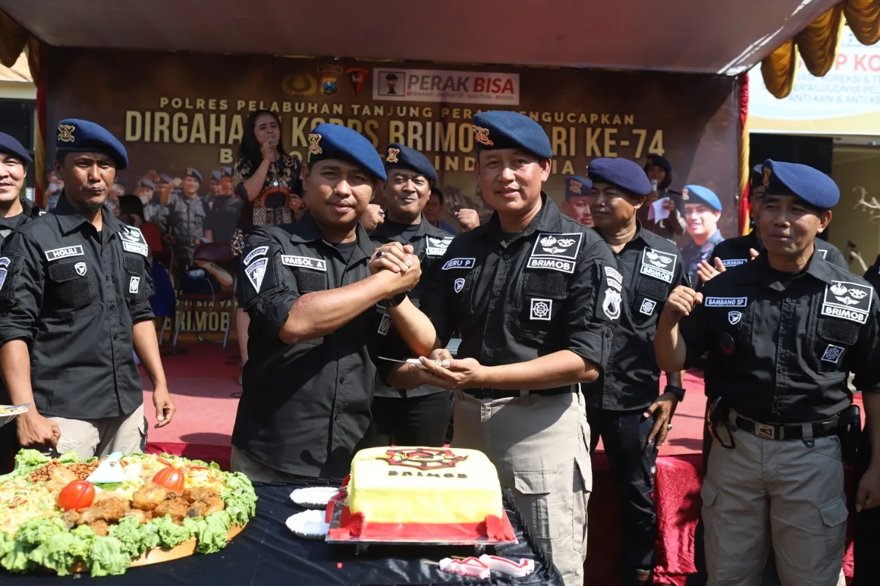 Peringati HUT Brimob Ke-74, Polres Pelabuhan Tanjung Perak Gelar Apel dan Tasyakuran