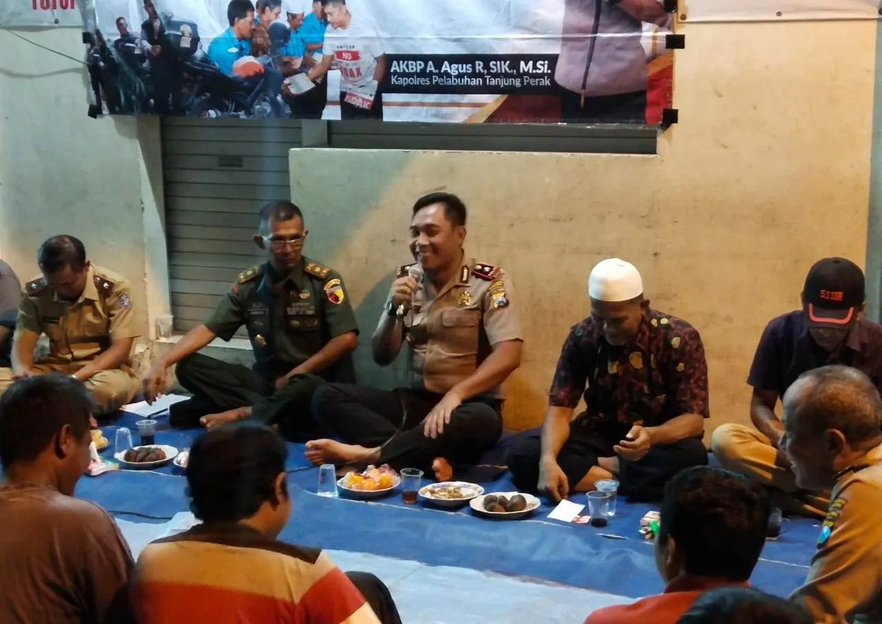 Cangkrukan Bareng Warga Nyamplungan, Kapolsek Semampir Minta Aktifkan Siskamling