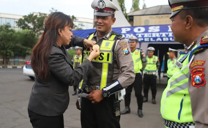 40 Anggota Satlantas Polres Pelabuhan Tanjung Perak Dapat PIN dan Burger