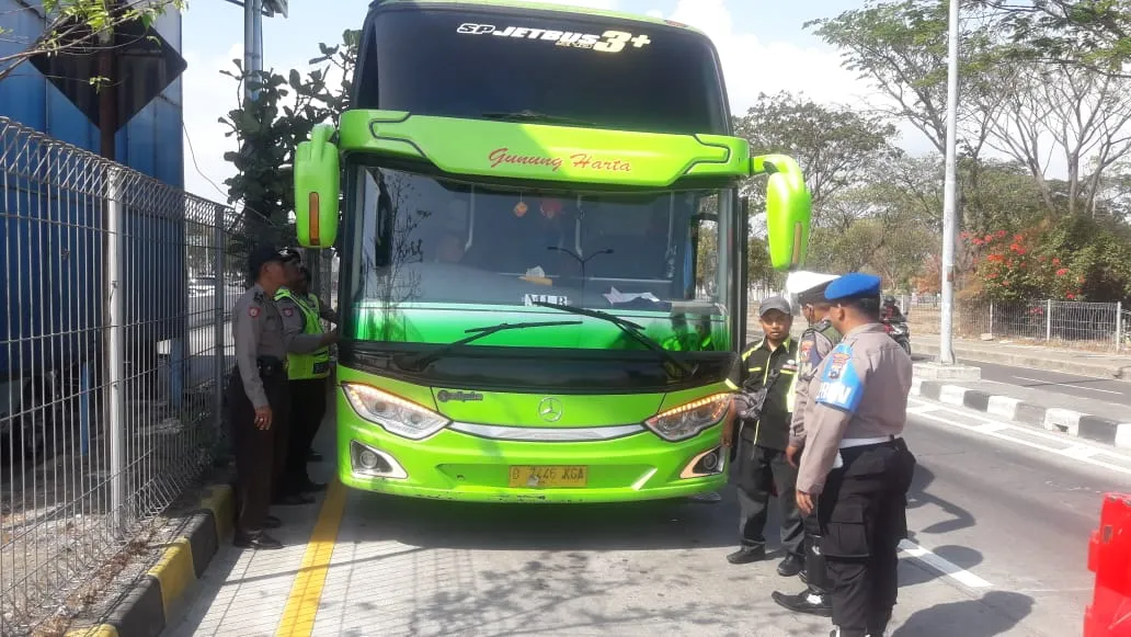 Polres Pelabuhan Tanjung Perak Gelar Razia di Jembatan Suramadu