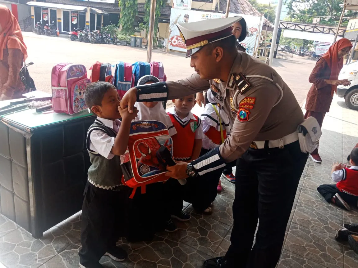 Satlantas Polres Pelabuhan Tanjung Perak Gelar Sosialisasi Tertib Lalu Lintas di TK Al-Khariyah