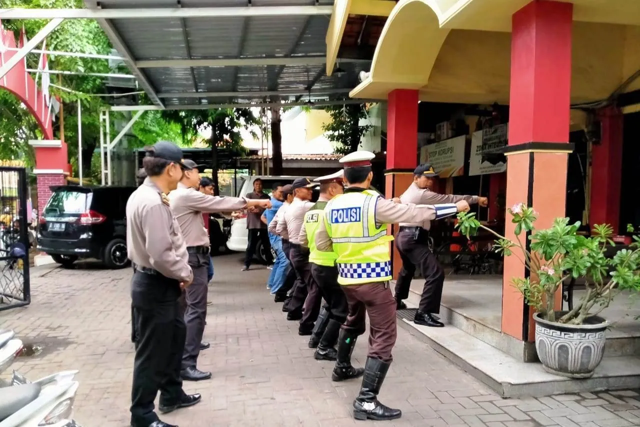 Program Kamis Pak Polis,Polsek Asemrowo Gelar Latihan Bela Diri