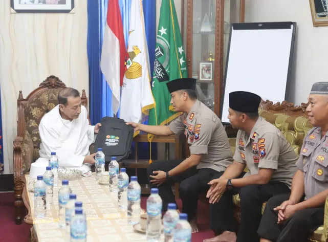 Kapolres Pelabuhan Tanjung Perak Bersama Jajaran Kapolsek Silahturahmi di Kediaman Habib Luthfi Pekalongan