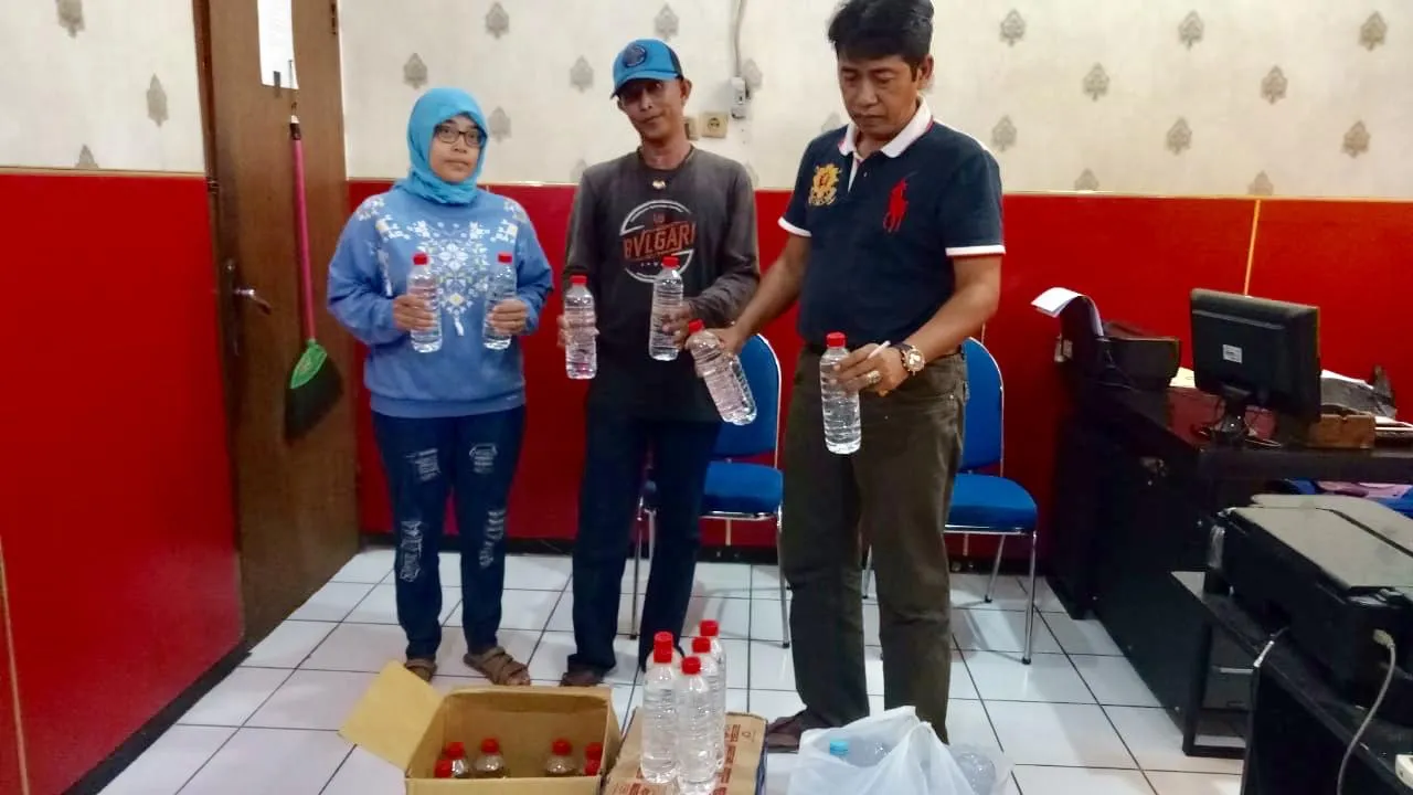 Polsek Kenjeran Tangkap Ibu Rumah Tangga Jualan Arak Tuban