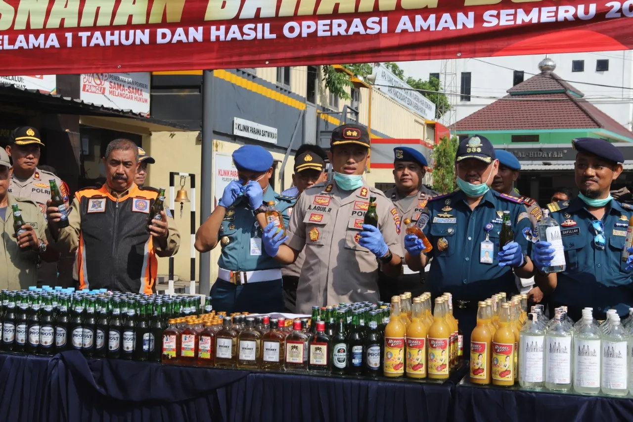 Jelang Nataru, Polres Pelabuhan Tanjung Perak Musnahkan Ribuan Botol Miras Berbagai Jenis