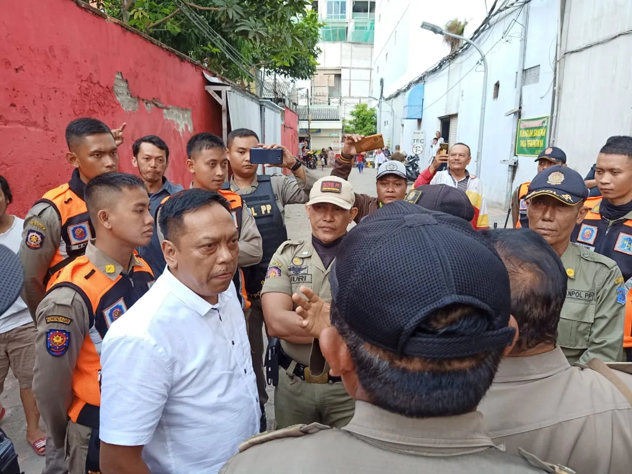 Wakil Ketua Komisi B Nyaris Baku Hantam Dengan Satpol PP Saat Razia PKL Genteng