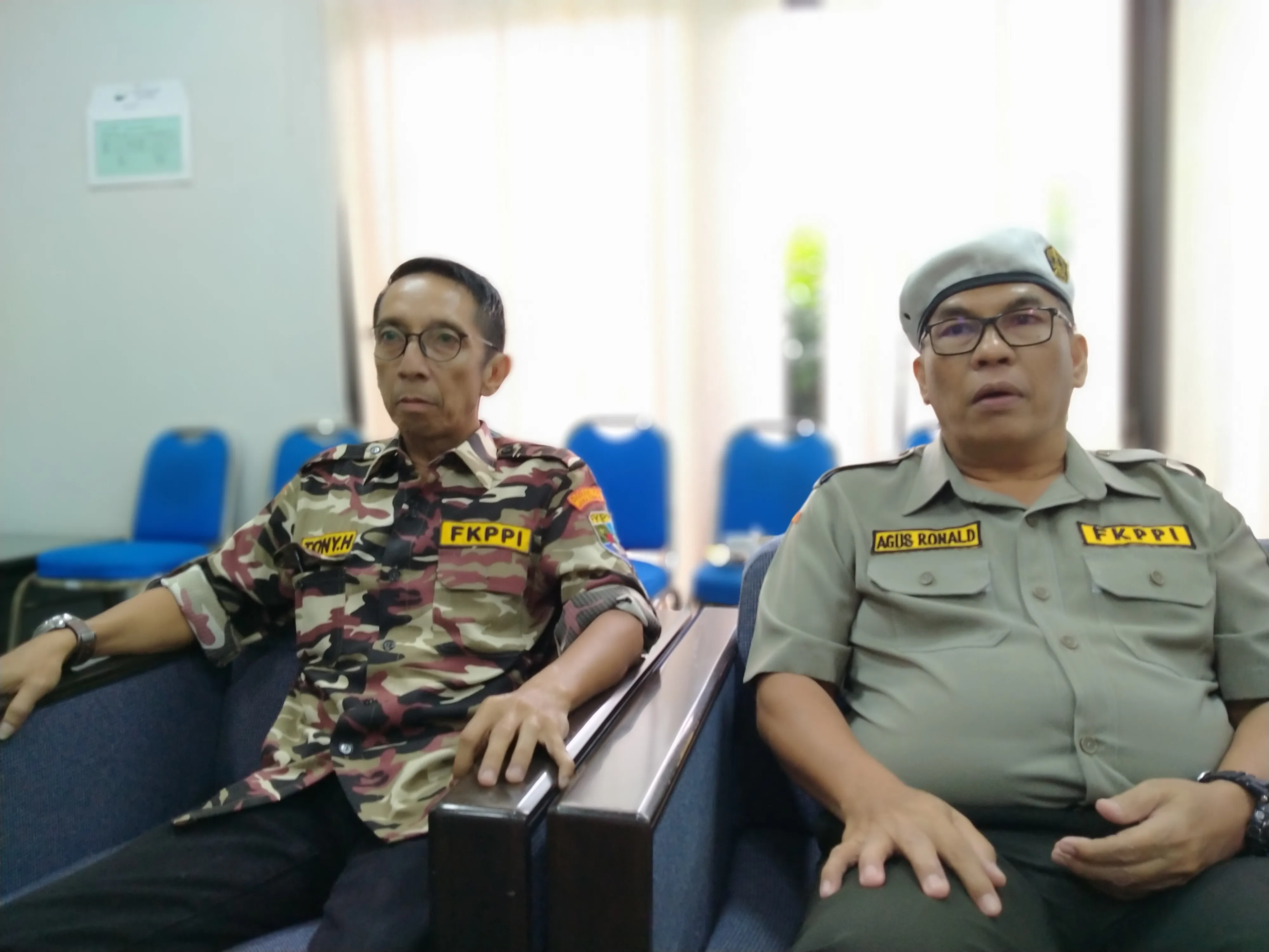 Guna Tangkal Radikalisme, FKPPI Jatim Bagikan Buku ke Sejumlah Sekolah di Surabaya