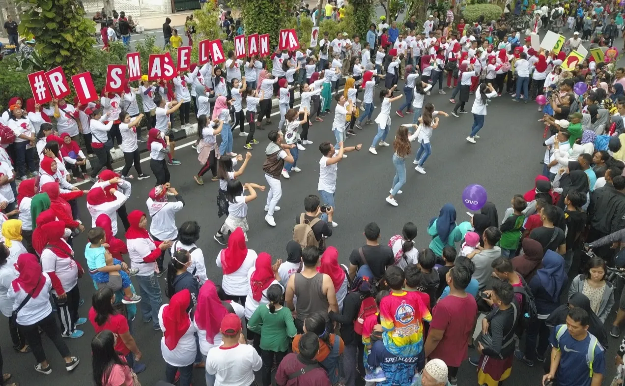 Gelar Flash Mob di Taman Bungkul, Relawan Risma Selamanya Tuai Simpati Warga Surabaya