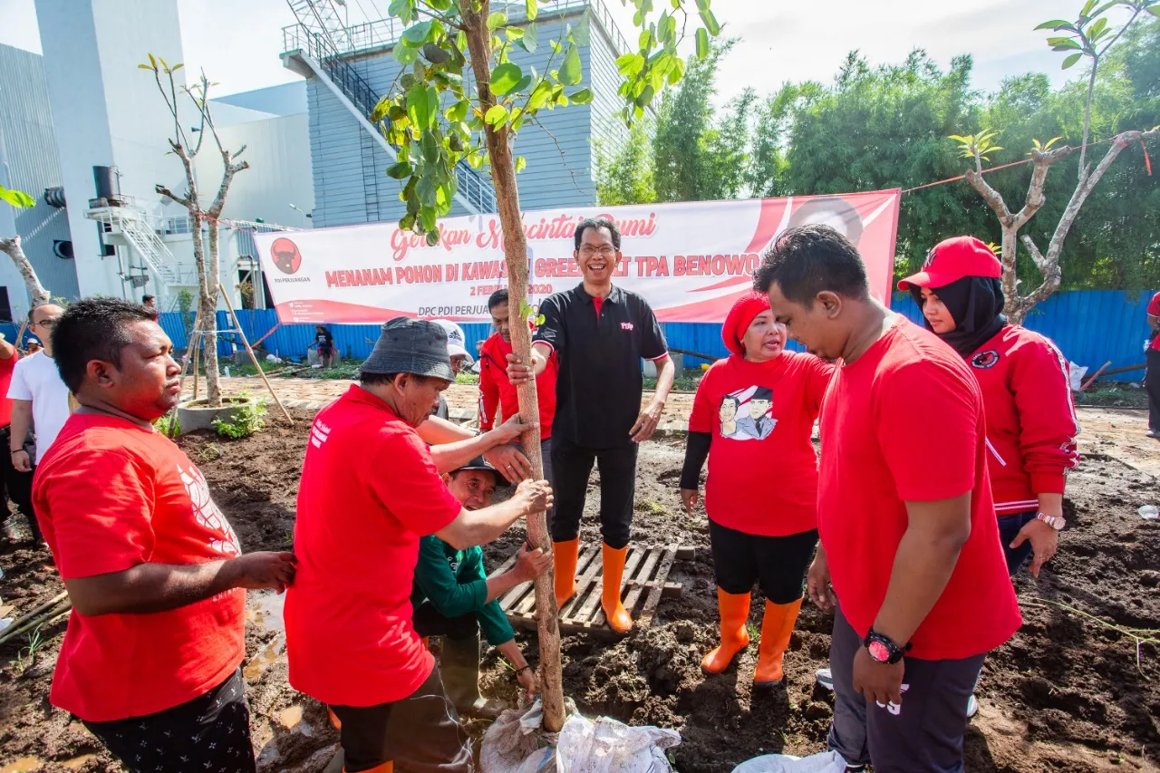 Gerakan Mencintai Bumi, PDIP Surabaya Tanam Pohon di Kawasan TPA Benowo