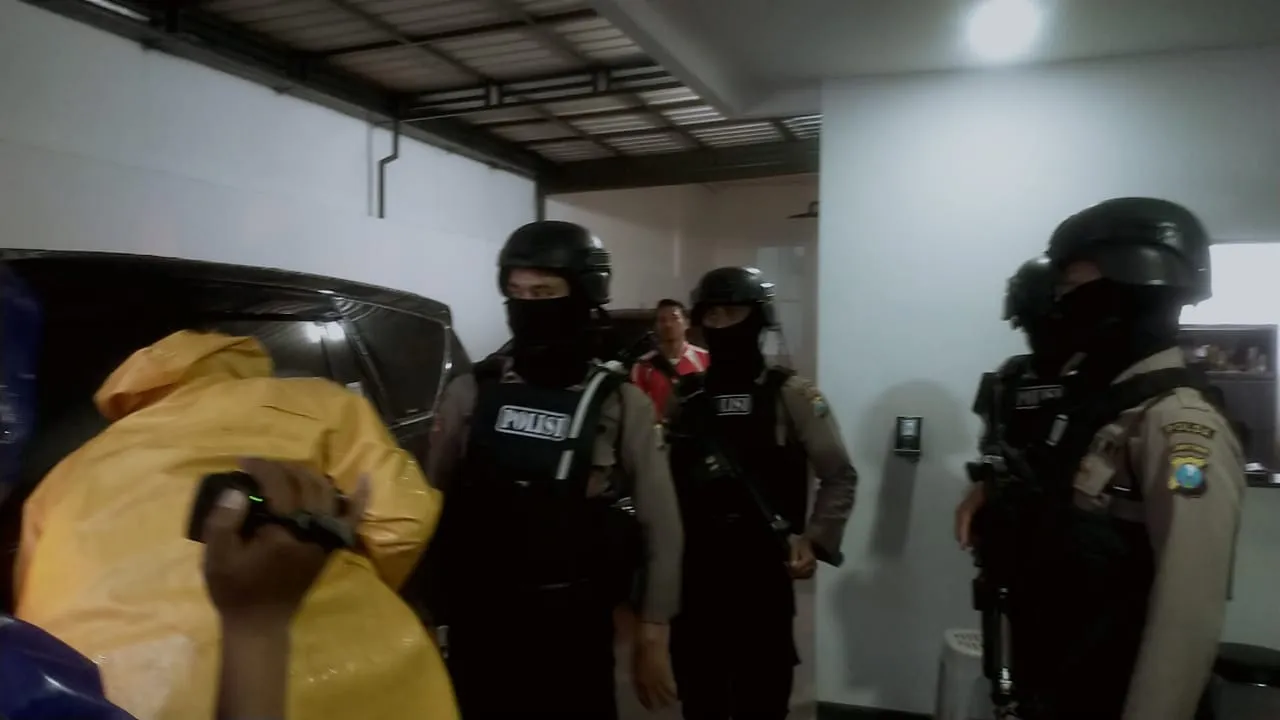 Puluhan Polisi Kawal KPK Geledah Kantor Pengacara Rahmat Santoso