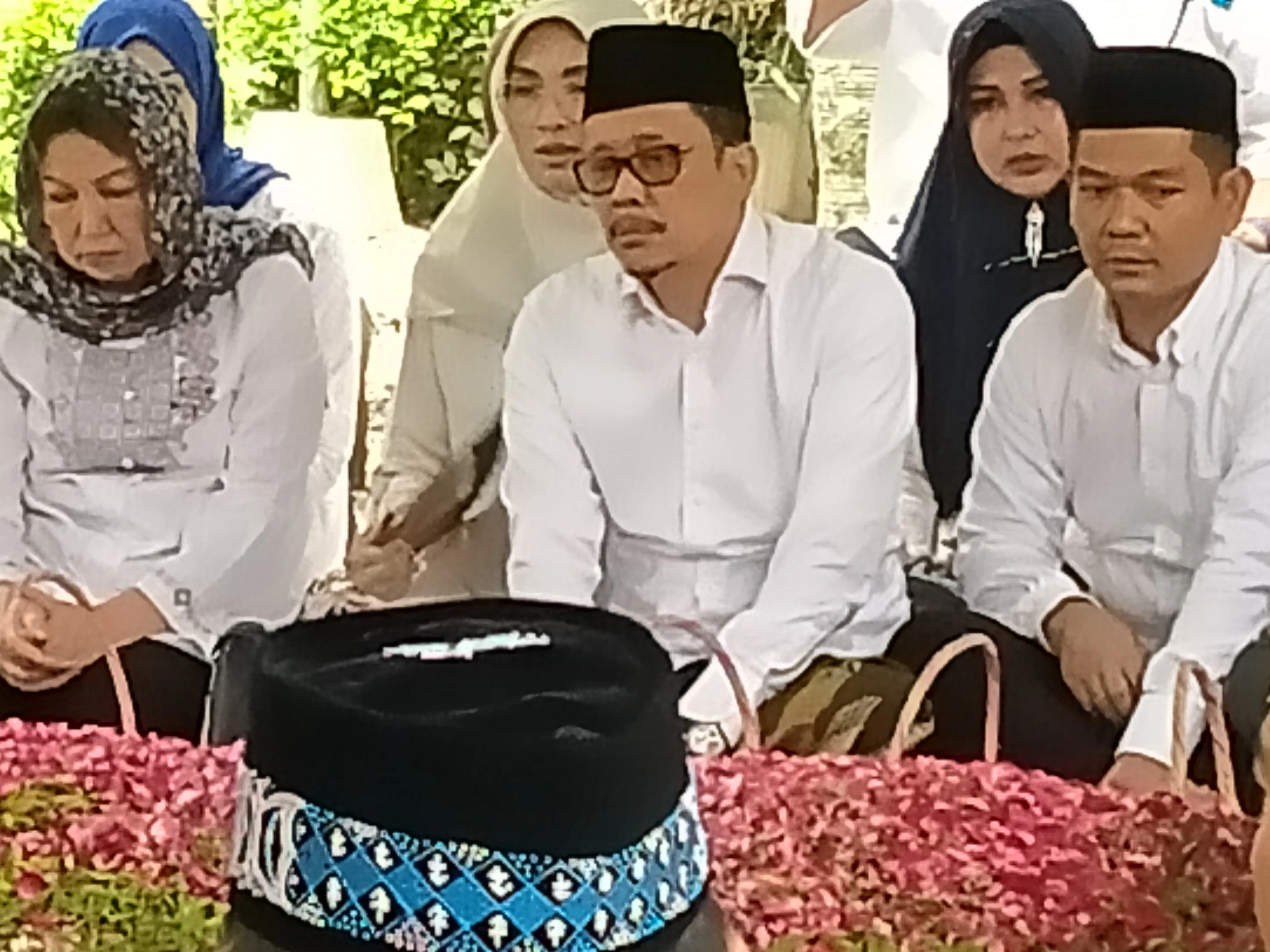 Ziarah Makam Gus Sholah, NasDem: Kami Kehilangan Tokoh Peduli Pendidikan Nasional