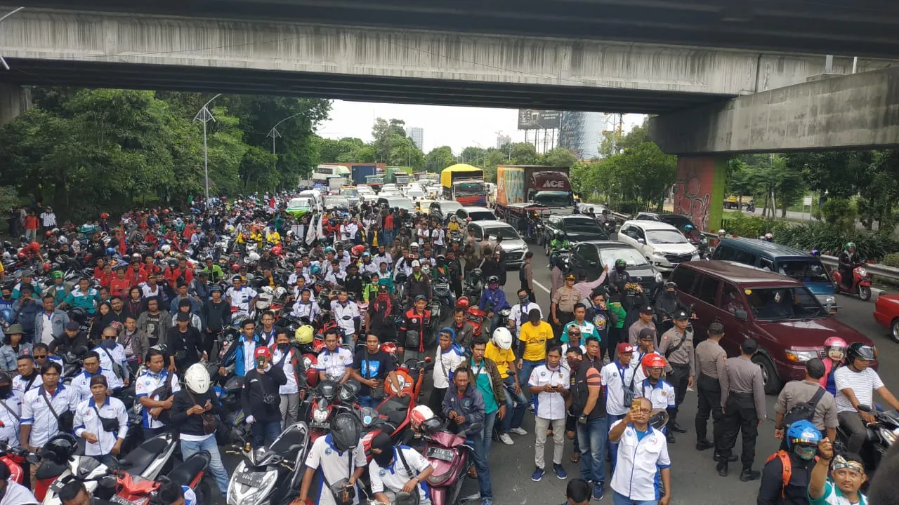 Ribuan Buruh Gelar Akasi Tolak Omnibus Law di Bundaran Waru