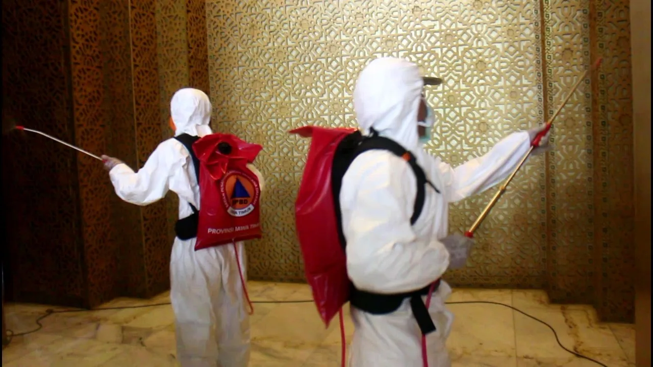 Cegah Corona, Masjid Al Akbar Surabaya Disemprot Disinfektan