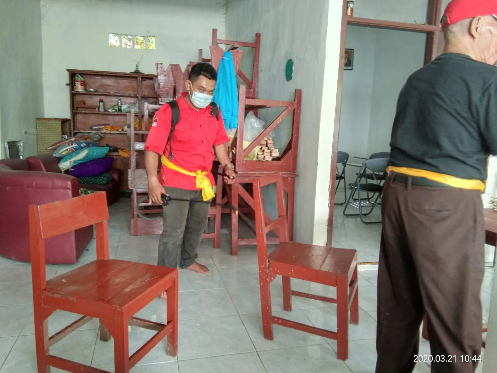 Terus Begerak, PDIP Surabaya Semprot Disinfektan Masjid, Pura dan Gereja