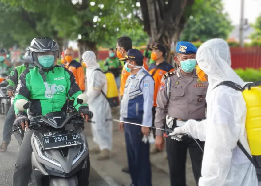 Cegah Virus Corona, Dishub Jatim Semprot Ratusan Ojol di Bungurasih Dengan Disinfektan