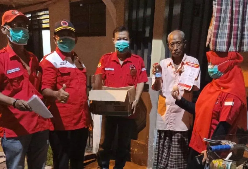 Suroboyo Wani Sehat, PDIP Bagikan Minuman Rempah-Rempah dan Telur Rebus