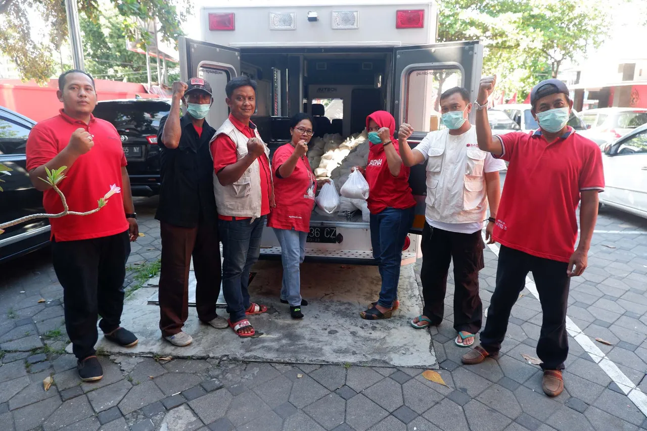 Baguna PDIP Jatim Bagikan Ribuan Paket Sembako dan Masker Ke Warga Terdampak Covid-19