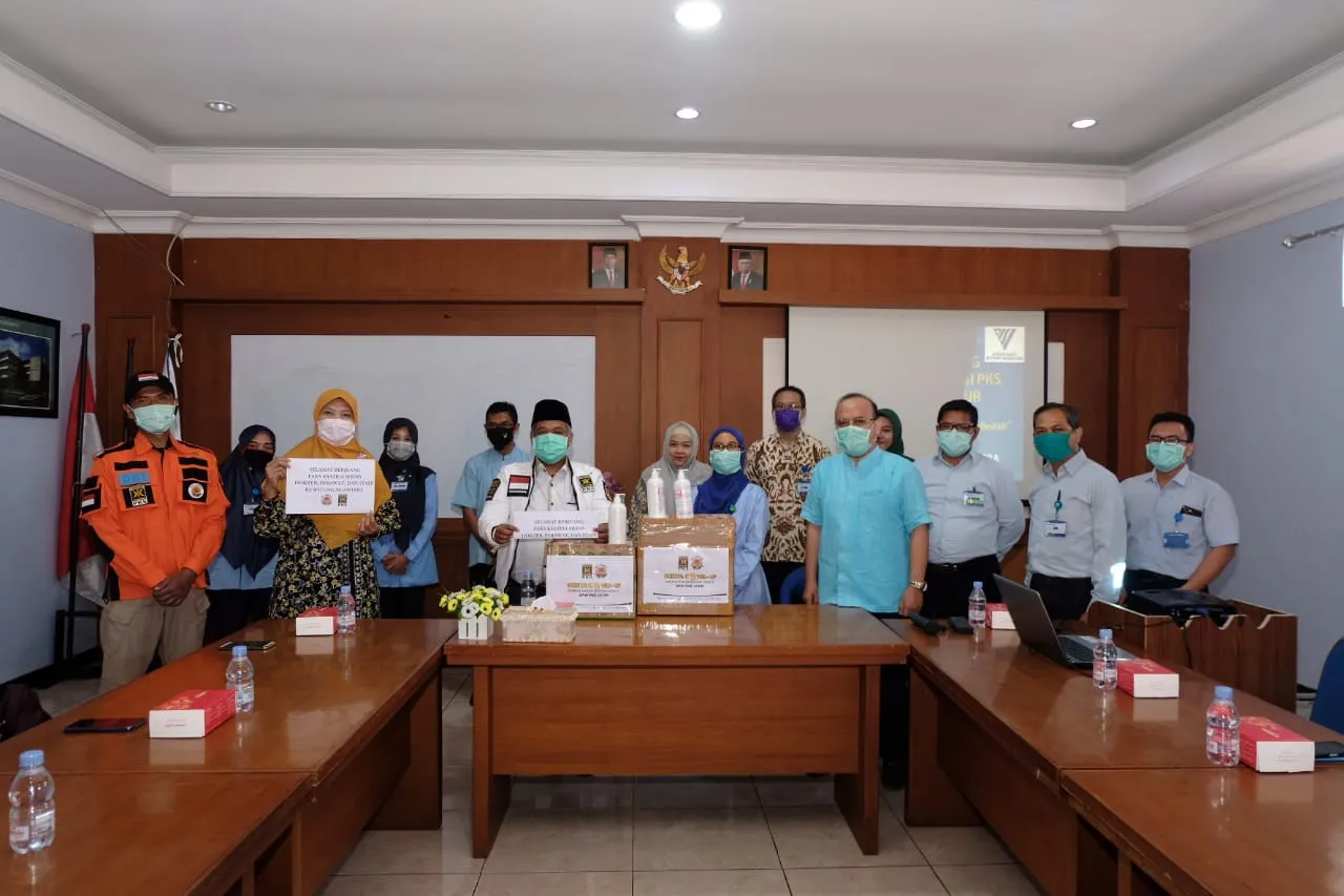 PKS Jatim Salurkan Bantuan APD Kepada Tenaga Medis