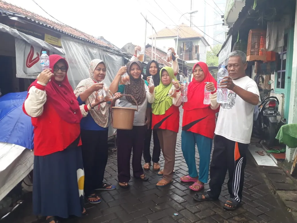 Warga Kedung Baruk Bagikan Wedang Pokak dan Telur Rebus Untuk Tangkal Corona
