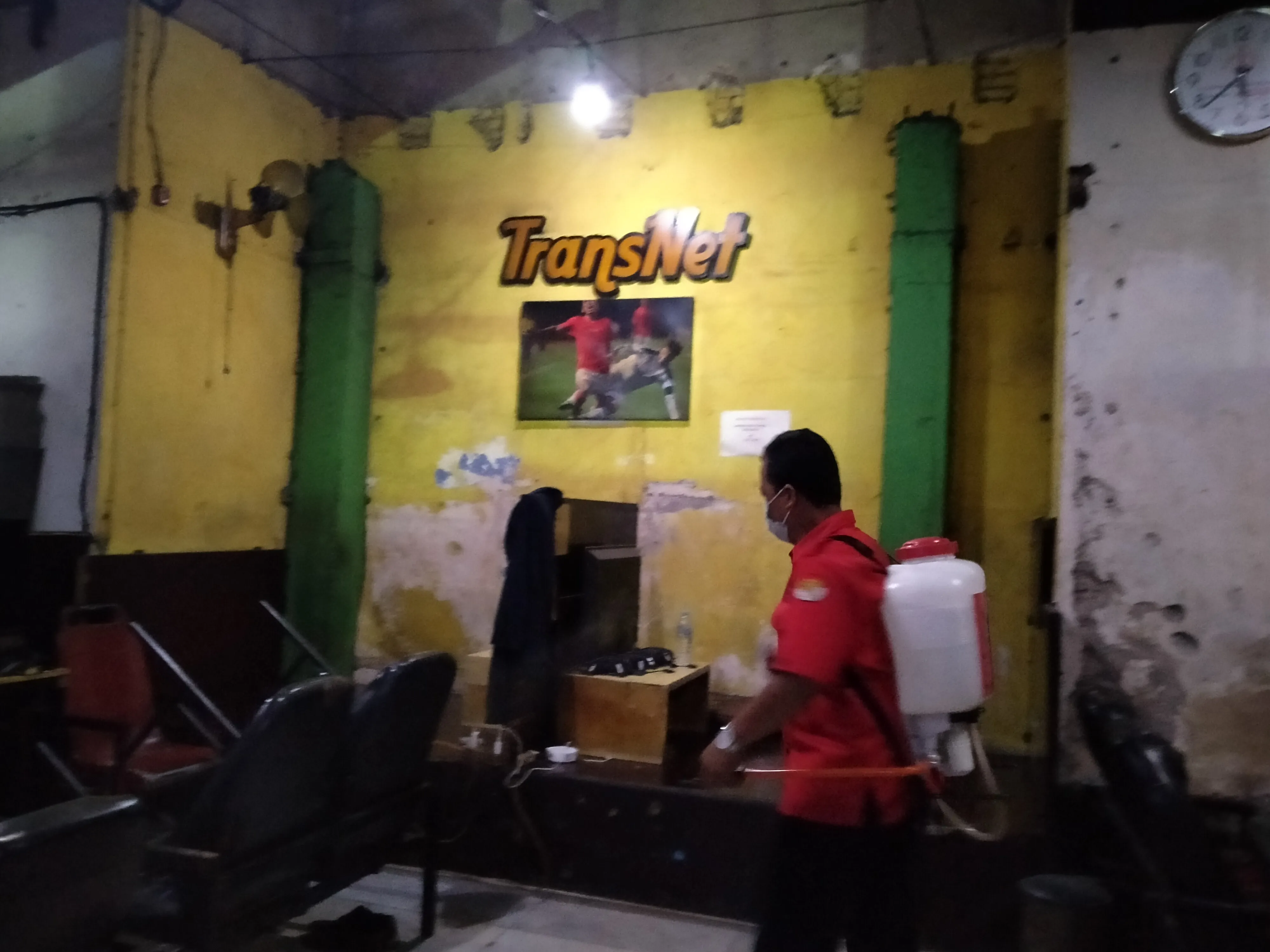 Satgas Pencegahan Corona DPC PDIP Surabaya semprot tempat nongkrong wartawan