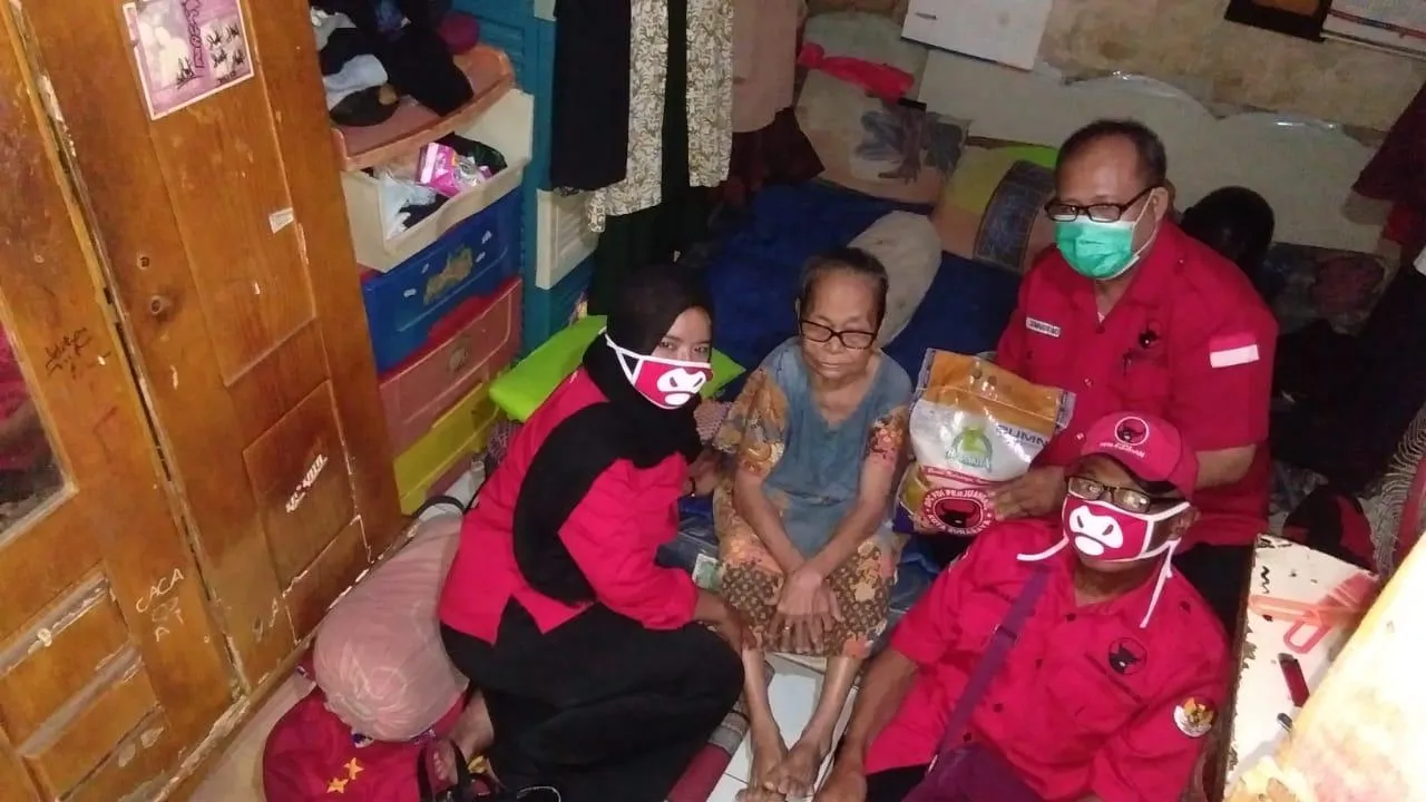 Dampak Corona, Kader PDIP Surabaya Bagikan Beras untuk Warga Paling Rentan