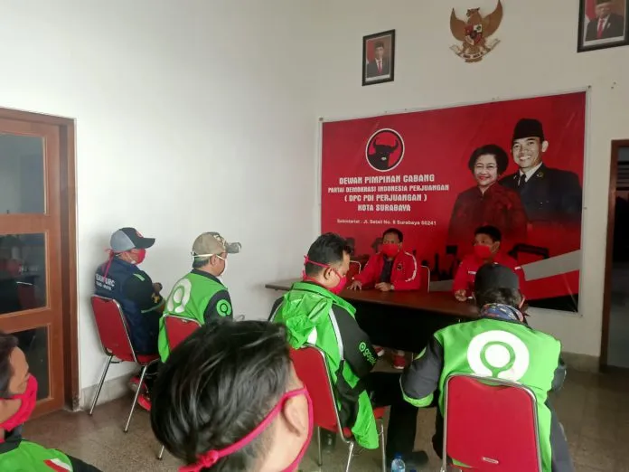Peduli Kesehatan Driver Ojol, PDIP Surabaya Bagikan Ratusan Masker Gratis