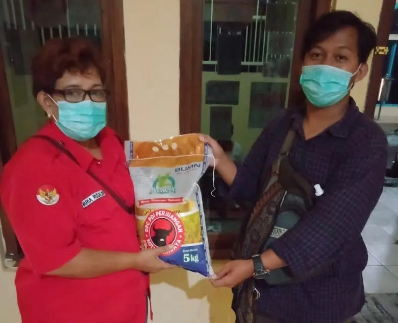 PDIP Surabaya Kembali Bagikan Beras ke Warga Paling Rentan Dampak Covid-19
