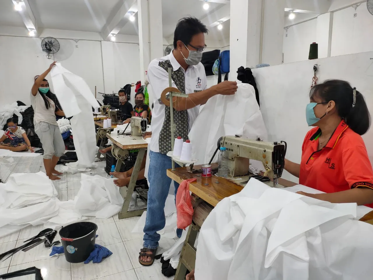 Pelaku Usaha UMKM Ini, Sumbangkan Puluhan APD Ke Tenaga Medis di Surabaya