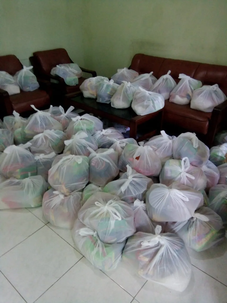 Ngagel Dadi Peduli Corona, Bagikan Ratusan Paket Sembako Kepada Warga Berdampak