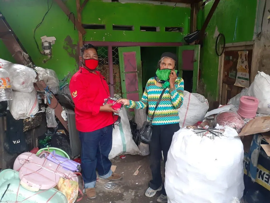 Kader PDIP Surabaya Terus Bergerak, Bagikan Masker dan Sembako