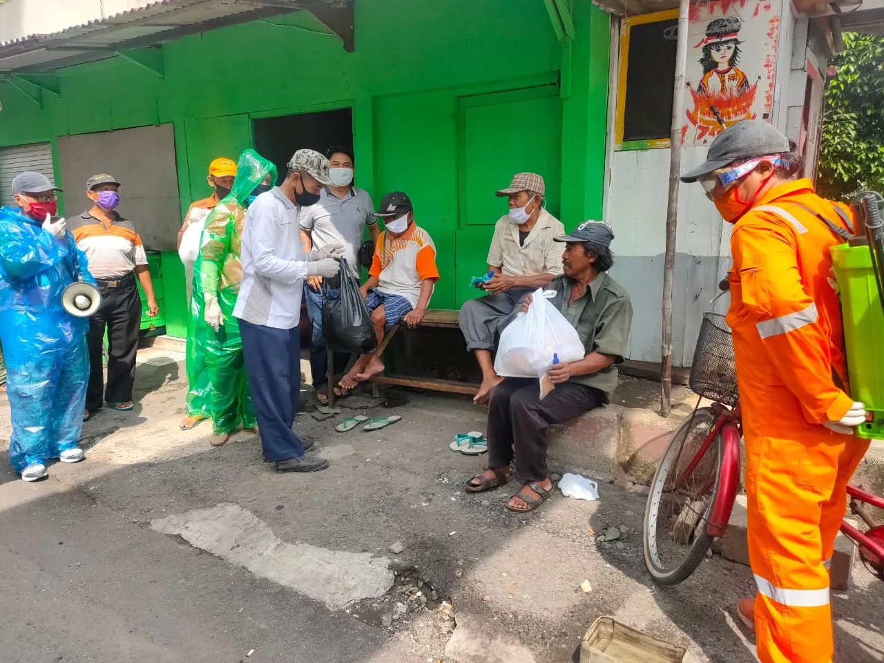 Warga Ngagel Dadi Bergotong Royong Bagikan Ratusan Paket Sembako