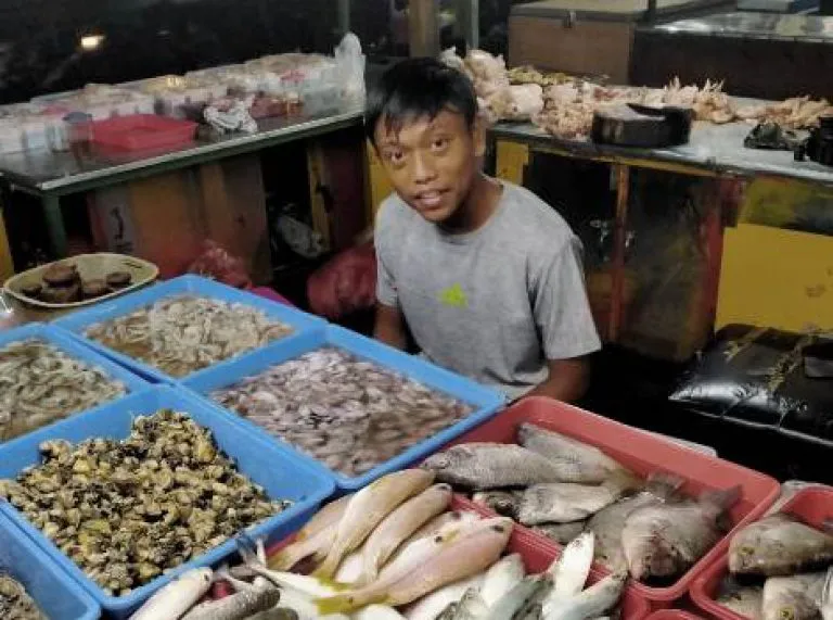 Libur Akibat Covid-19, Bek Timnas U-16 Jualan Kue dan Ikan di Pasar