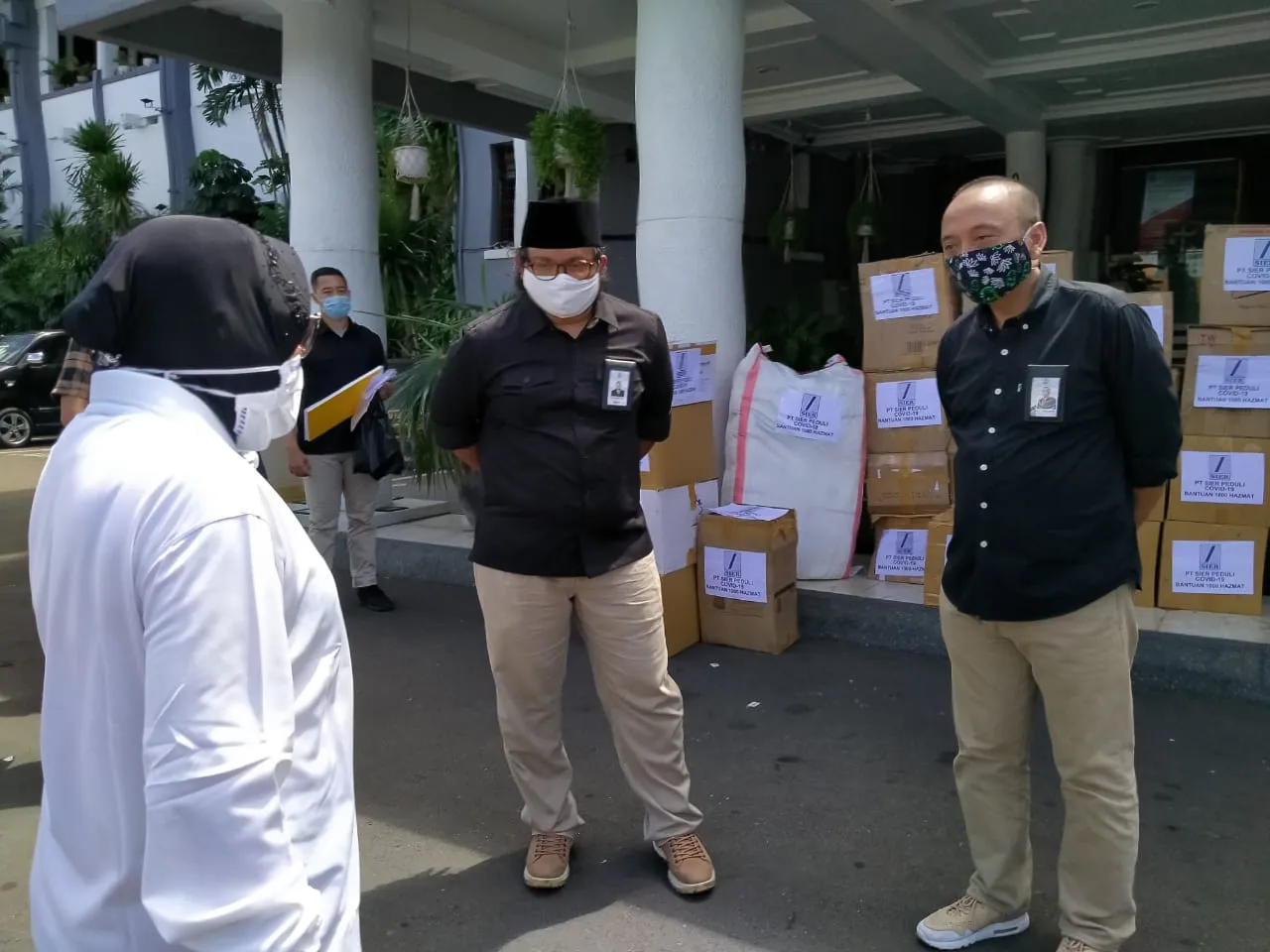 PT SIER Sumbang 1000 Baju Hazmat dan Masker Ke Pemkot Surabaya Untuk Tangkal Covid-19