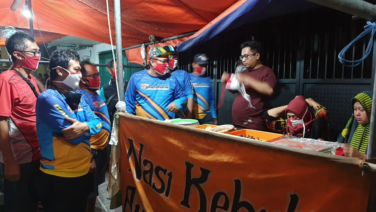 Dukung PSBB di Surabaya, Komunitas Spedox Bagikan Masker Merah Putih Gratis