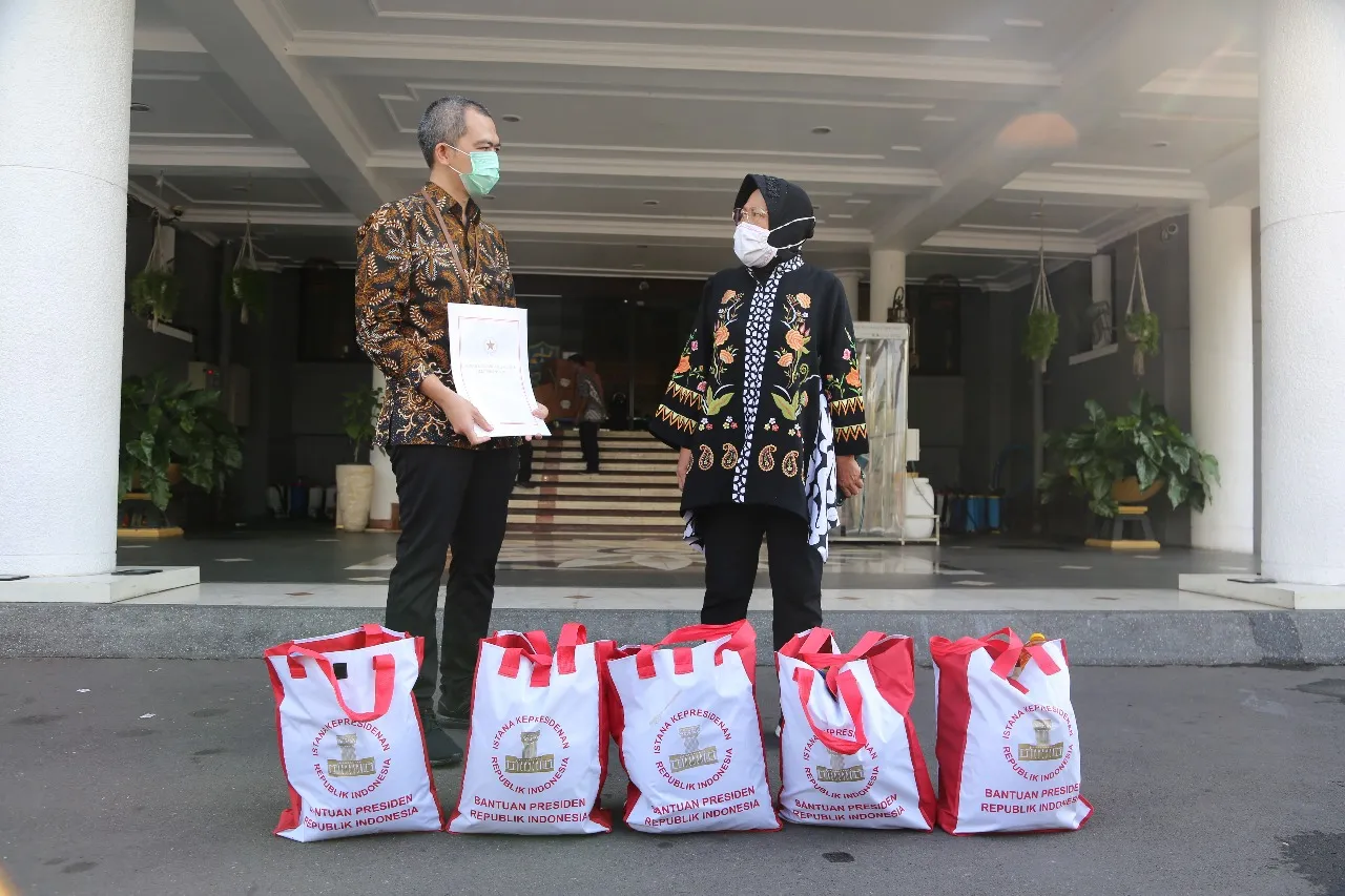 Wali Kota Surabaya Terima Bantuan 10 Ribu Paket Sembako Dari Presiden Untuk Warga Miskin