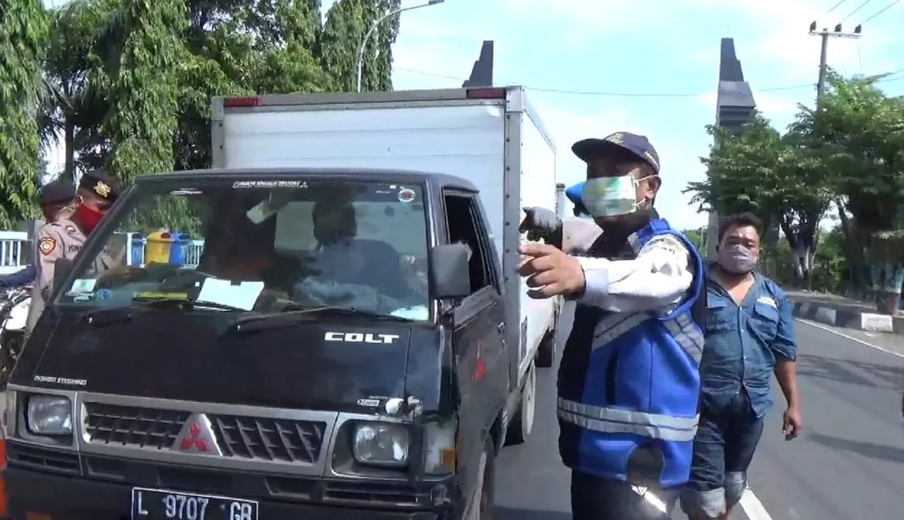 Hari Ke 7 PSBB di Gresik, Sebuah Mobil Box Dihentikan Polisi