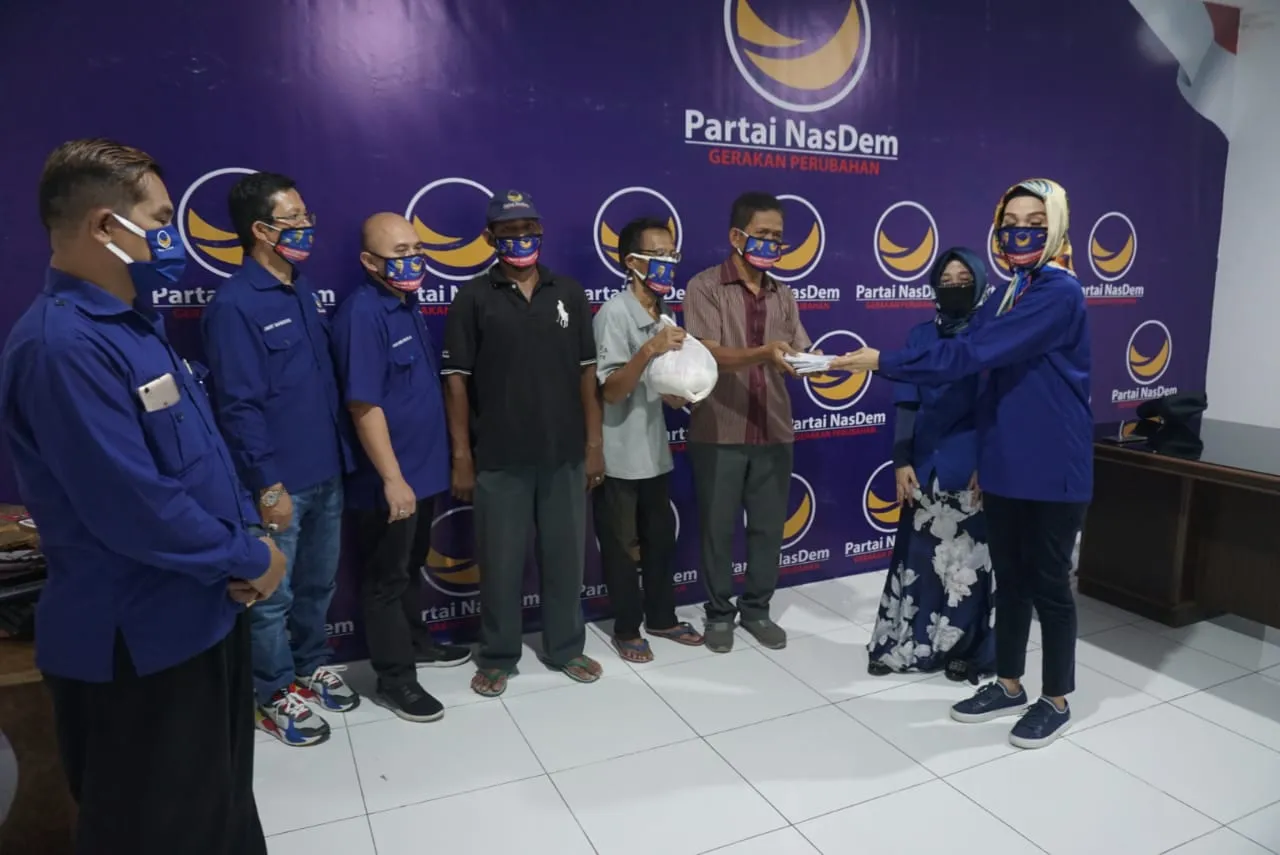 NasDem Surabaya Bagikan 1000 Paket Sembako Kepada Warga MBR Terdampak Covid-19