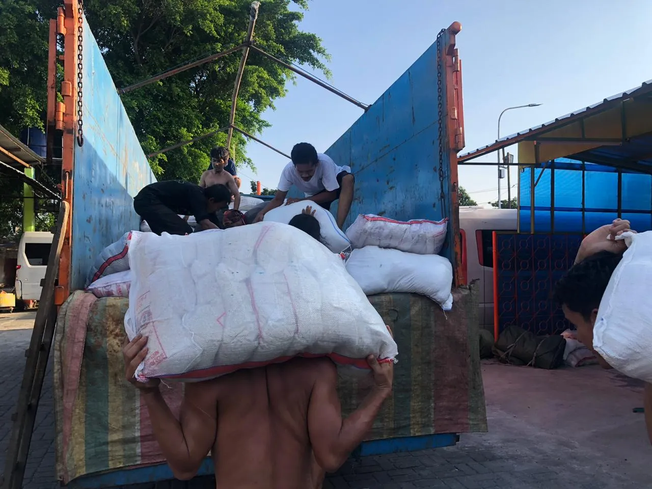 Lebaran di tengah pandemi Covid-19, Pospera Bagikan 80 Ton Beras Kepada Warga