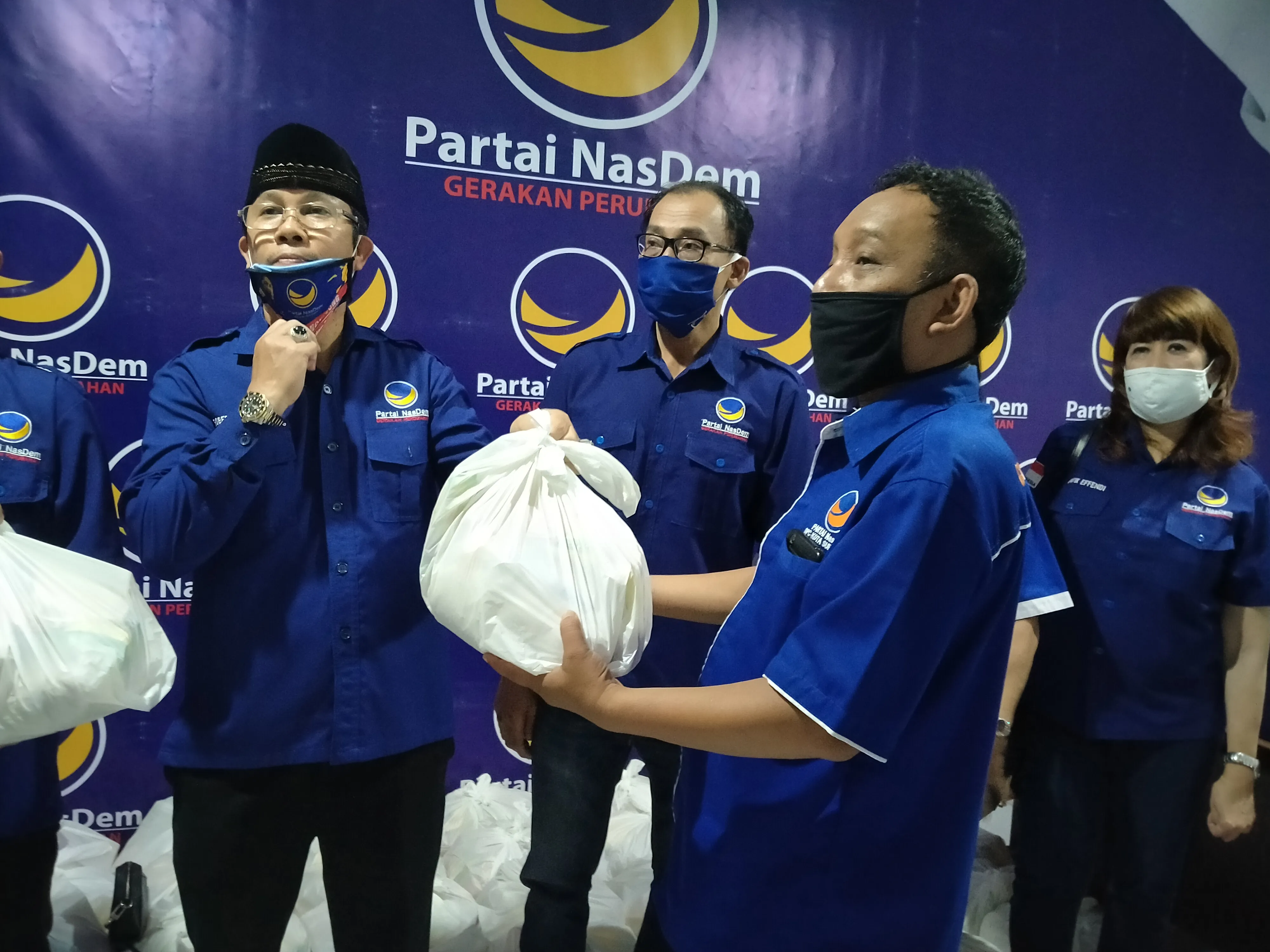 NasDem Surabaya Bagikan 600 Paket Sembako Kepada Pengurus DPC