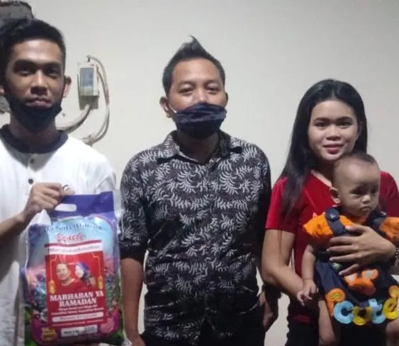 Relawan Eri Cahyadi Bagi Sembako Ke Warga Berdampak Covid-19 di Surabaya Utara
