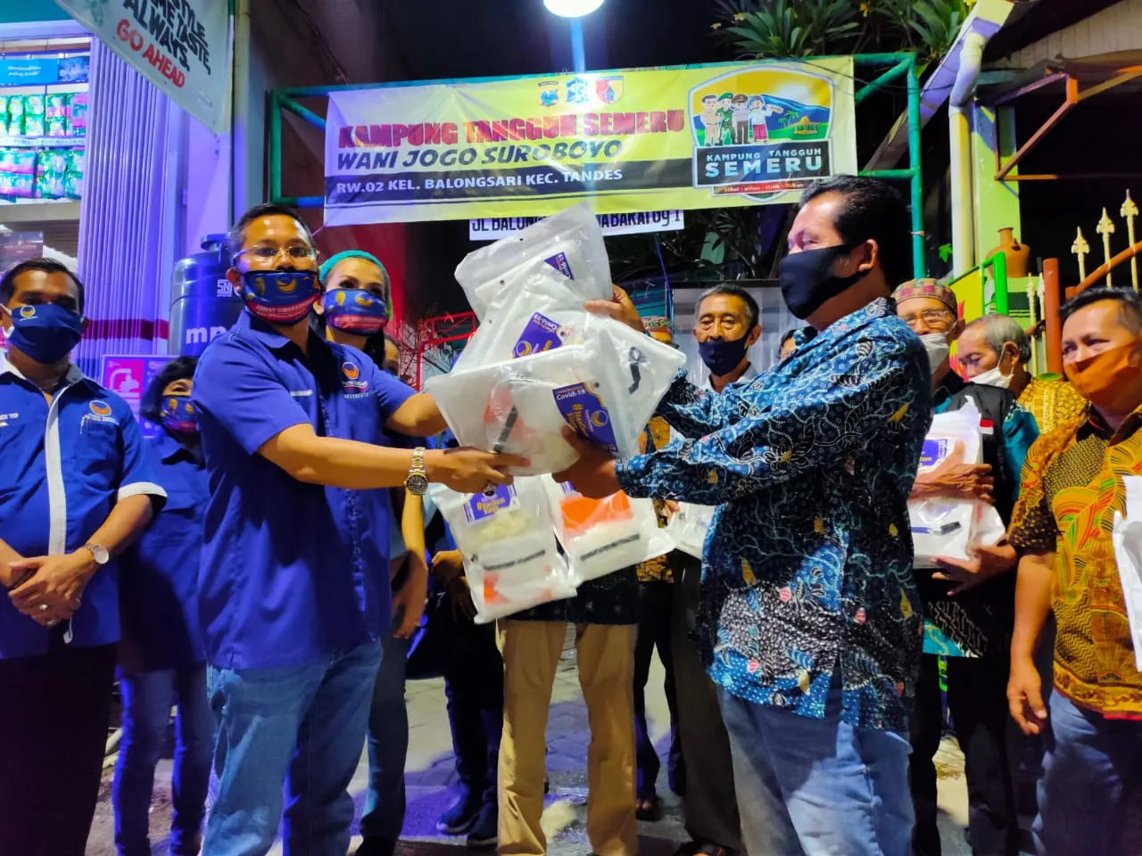 Datangi Langsung Kampung Tangguh, Ketua dan Pengurus Nasdem Surabaya Bagikan 21 Paket APD