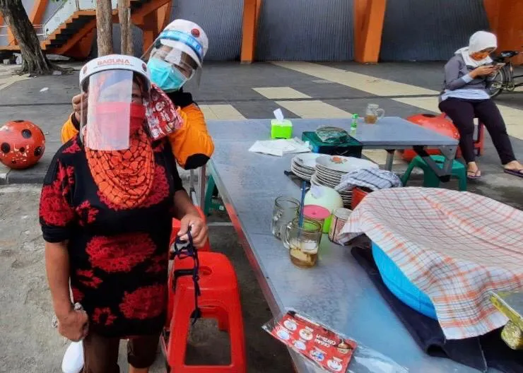 Songsong Era New Normal, PDIP Jatim Bagi-bagi Face Shield ke Pelaku Ekonomi Kerakyatan