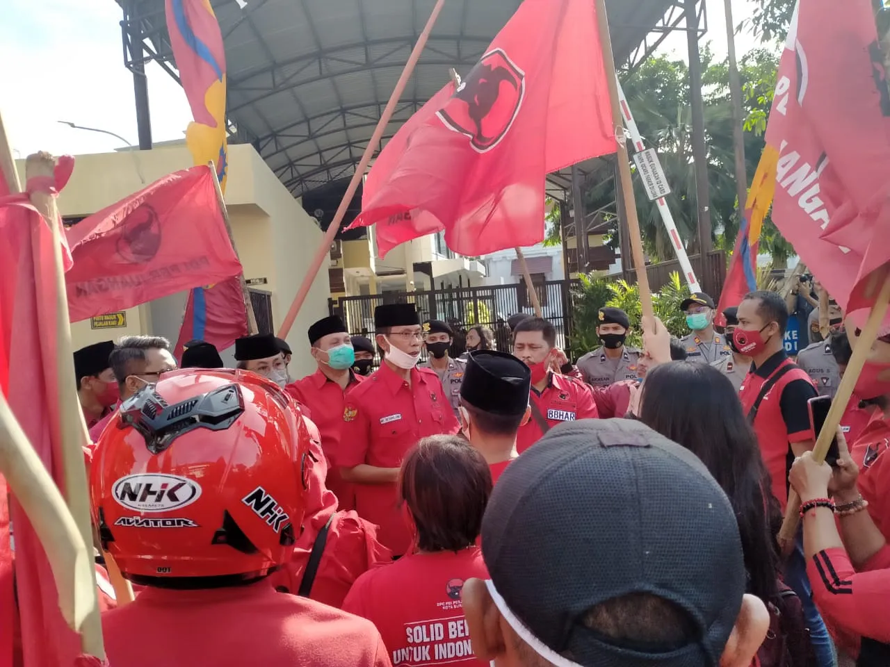 Datangi Mapolrestabes, PDIP Surabaya Laporkan Kasus Pembakaran Bendera